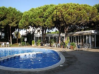 Piscina de los apartamentos PINE BEACH de Gav&agrave; Mar